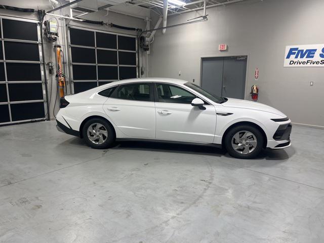 2026 Hyundai Sonata SE's photo