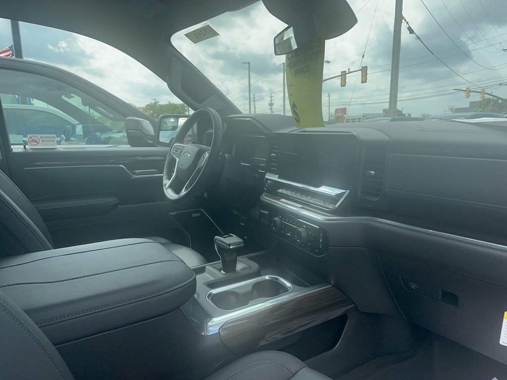 2025 Chevrolet Silverado 1500 RST photo 4