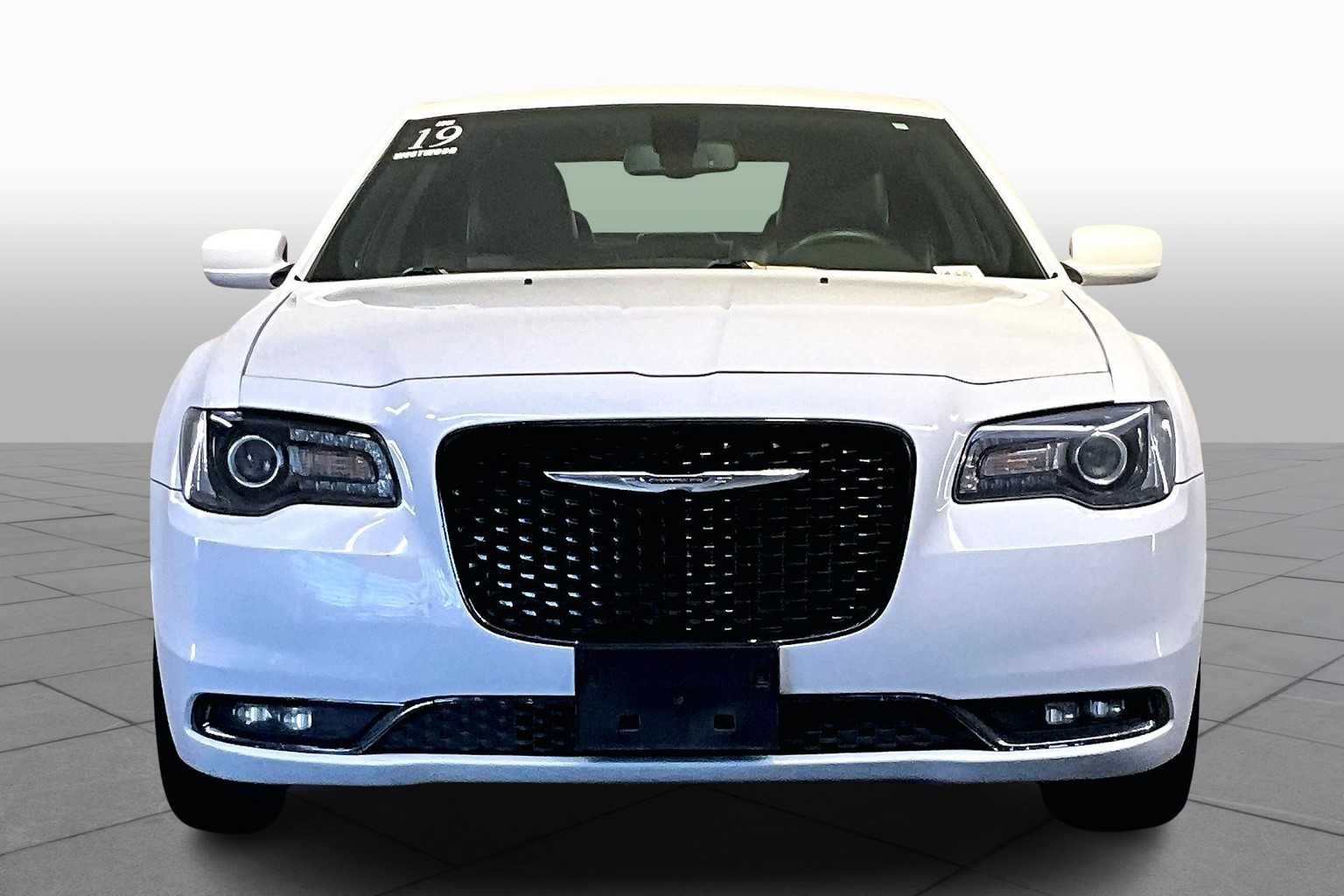 2019 Chrysler 300 S photo 3