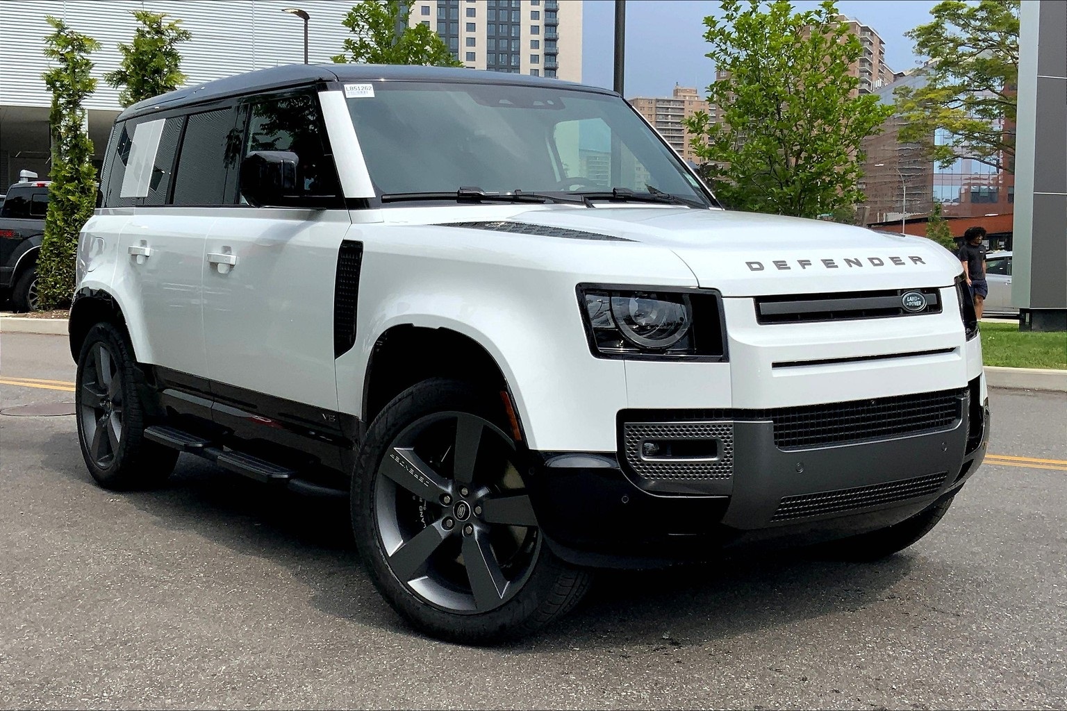 2025 Land Rover Defender 110 V8 photo 2