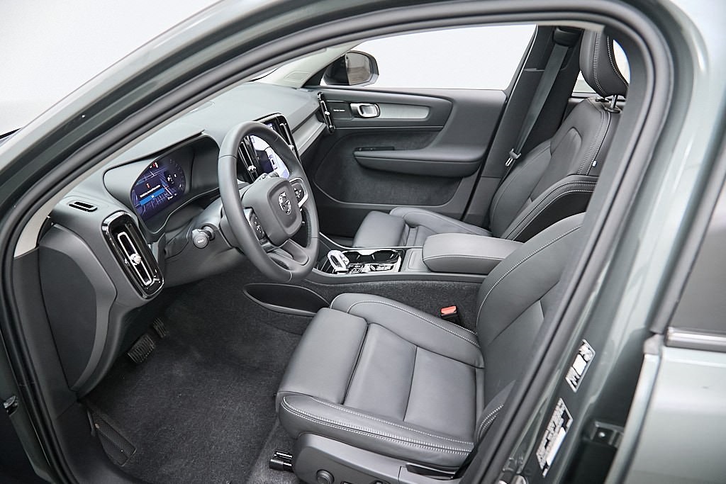 2026 VOLVO XC40 - Image 13