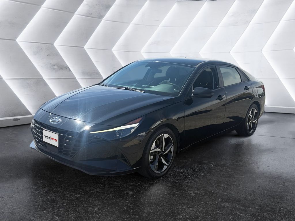 2023 Hyundai Elantra SEL photo 3