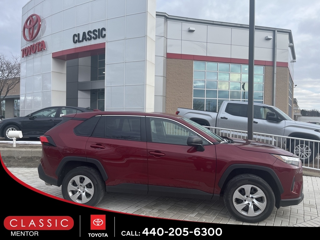 2023 Toyota RAV4 LE's photo