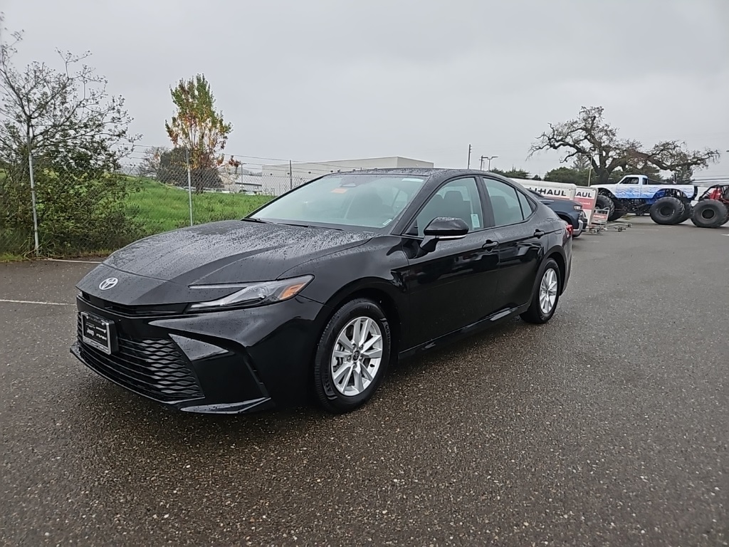 2025 Toyota Camry LE's photo
