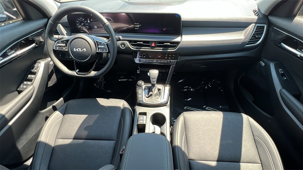 2026 Kia Seltos SX photo 2