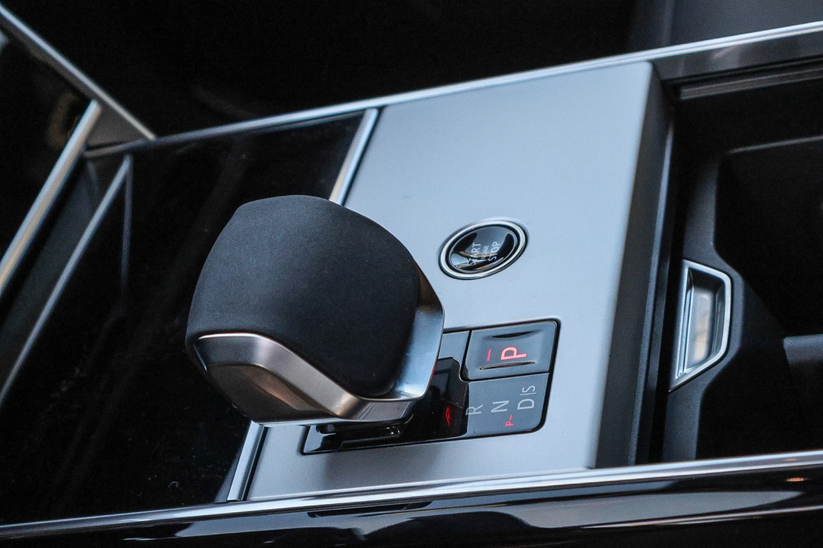 2025 Land Rover Range Rover SE photo 16