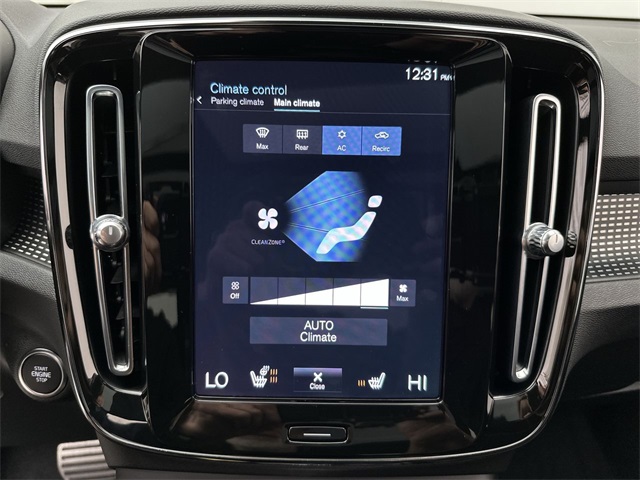 2022 Volvo XC40 R-Design photo 11