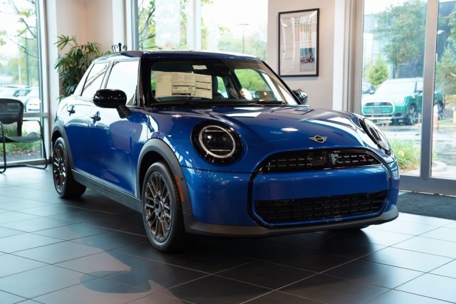 New 2025 MINI Hardtop 4 Door Signature Plus Sportshatch in 