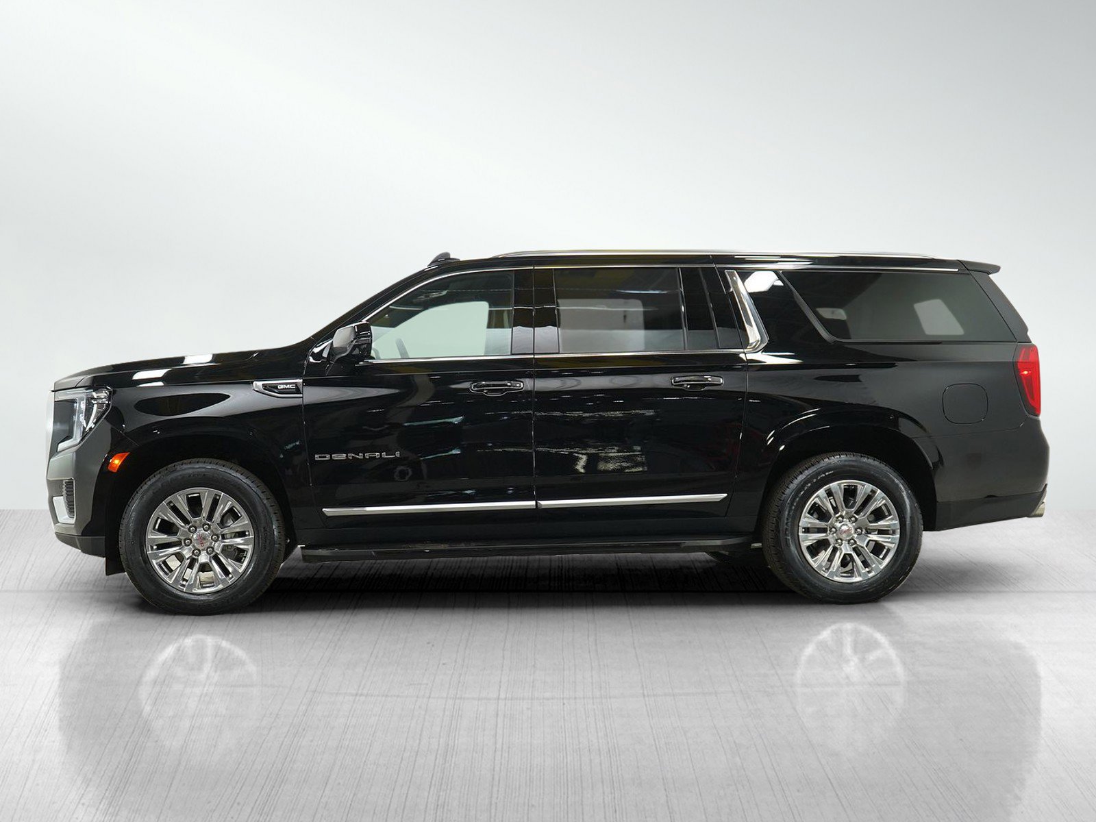 Used 2024 GMC Yukon XL Denali with VIN 1GKS2JKL0RR328709 for sale in White Bear Lake, Minnesota