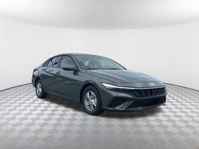 2025 Hyundai Elantra SE photo 3