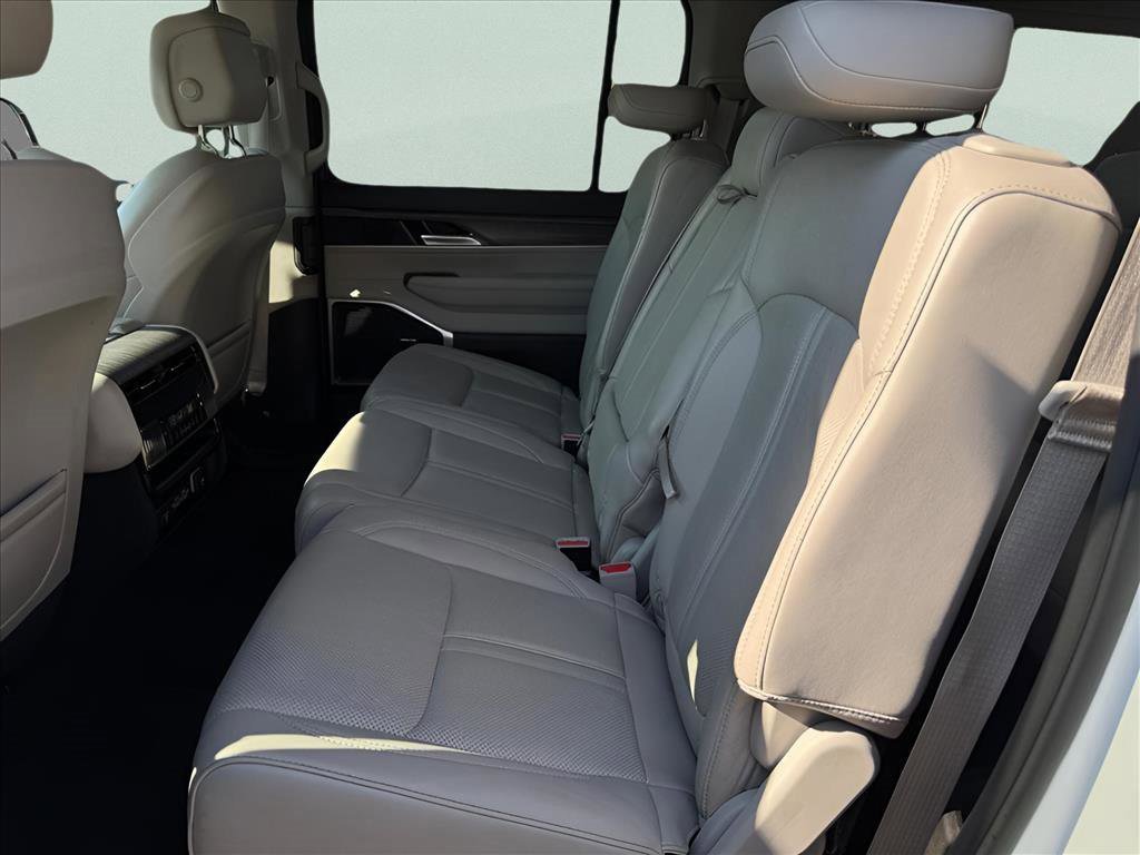 2024 Jeep Wagoneer L Series II photo 13