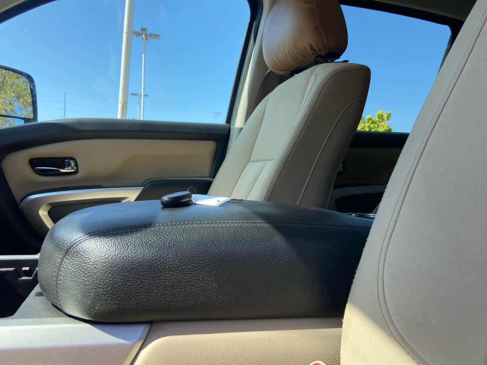 2017 Nissan Titan SV Crew Cab photo 15