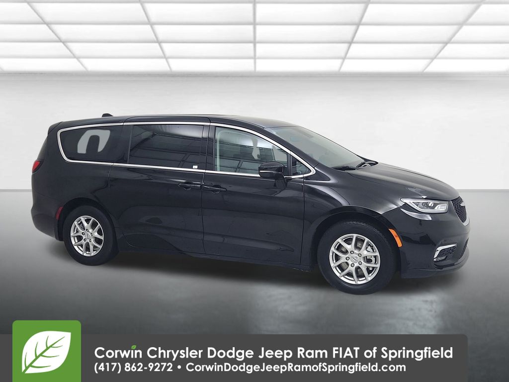 2024 Chrysler Pacifica Touring L's photo