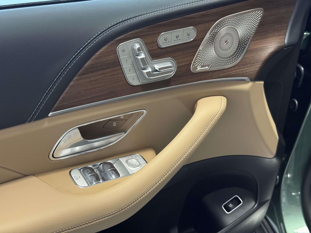 2026 Mercedes Benz GLS 450 4MATIC photo 13