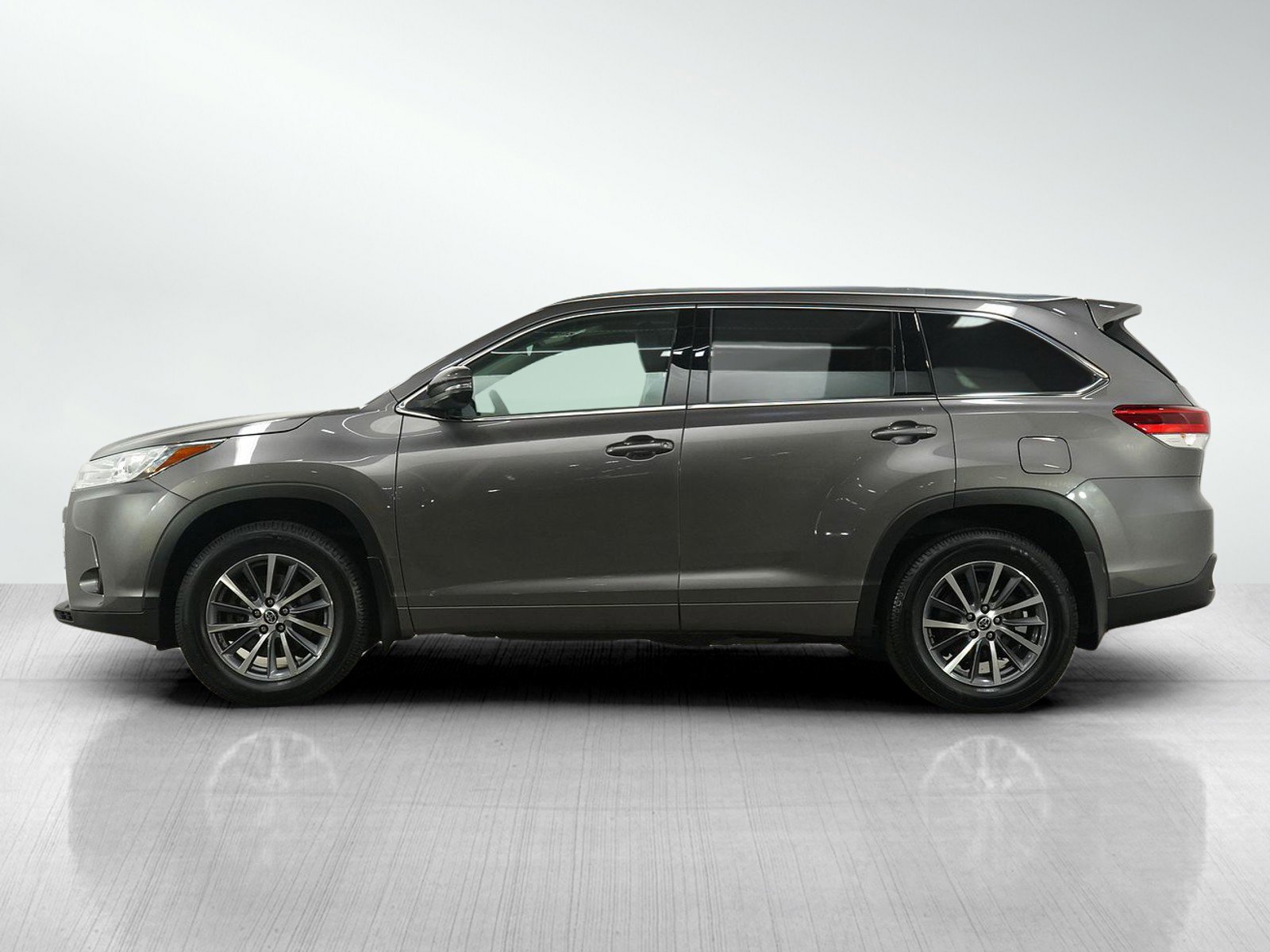 Used 2017 Toyota Highlander XLE with VIN 5TDJZRFH2HS522519 for sale in Bloomington, Minnesota