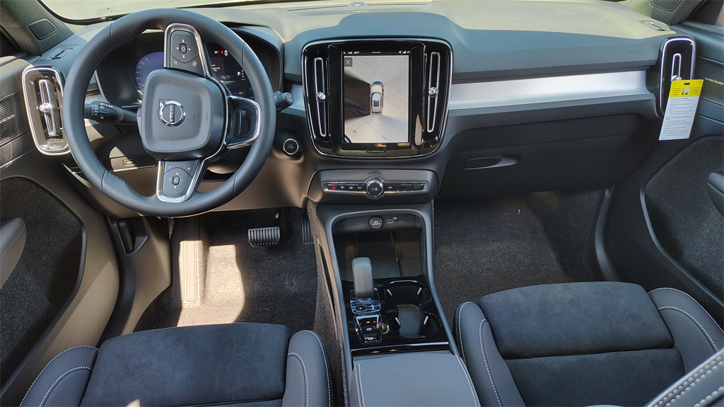 2026 Volvo XC40 photo 12