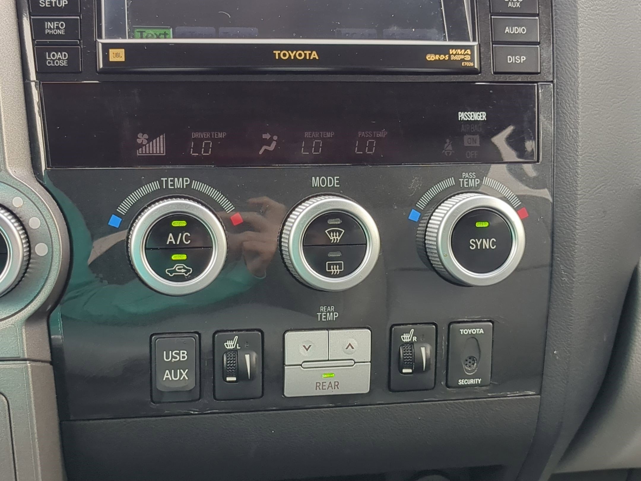 2010 Toyota Sequoia photo 21