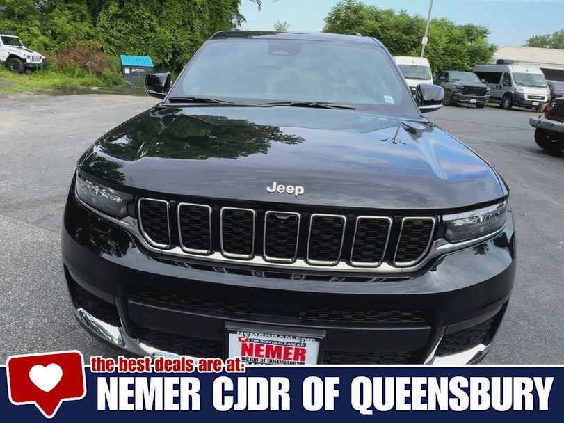 2025 Jeep Grand Cherokee Limited photo 3