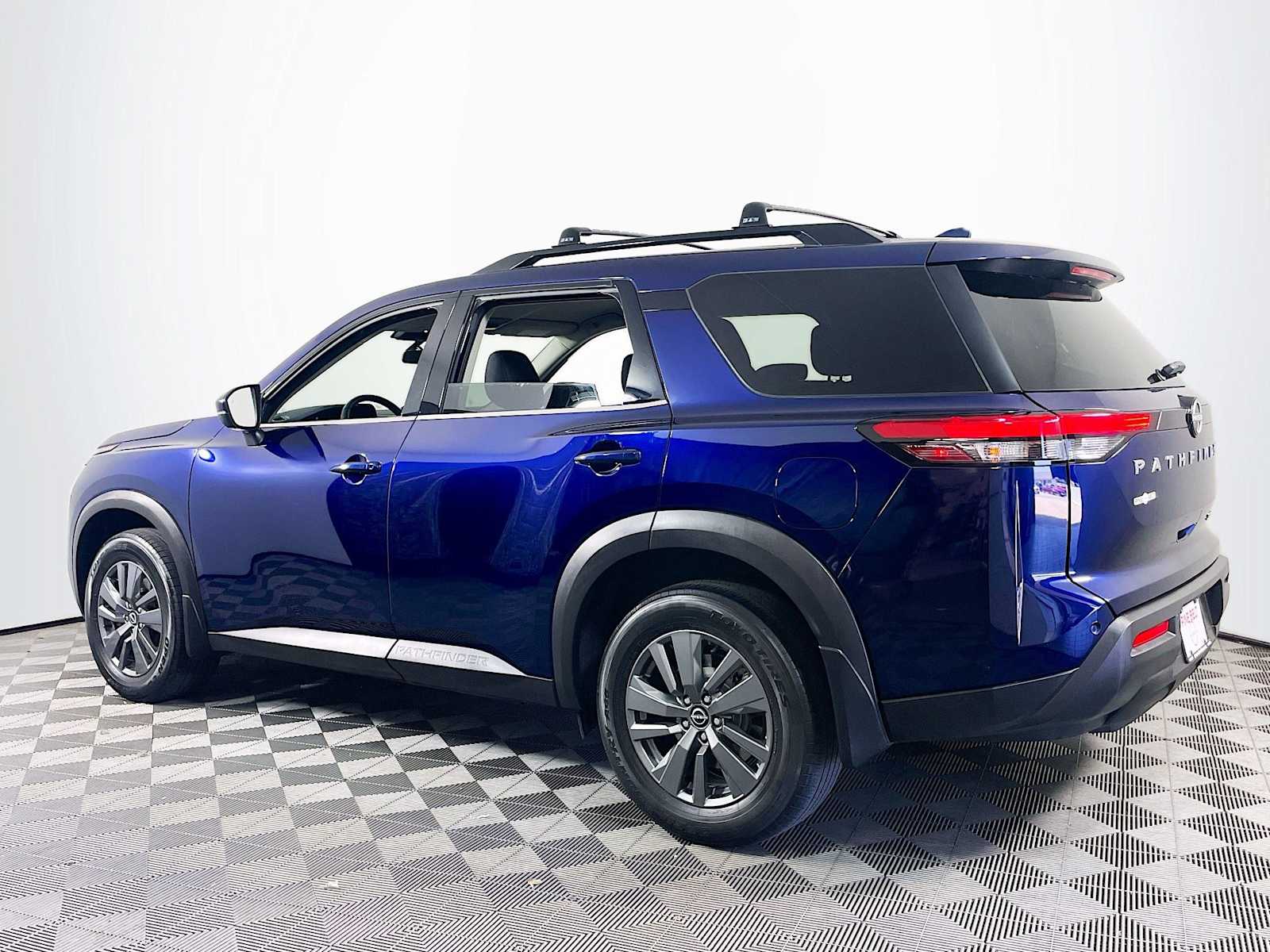 2022 Nissan Pathfinder SV photo 3