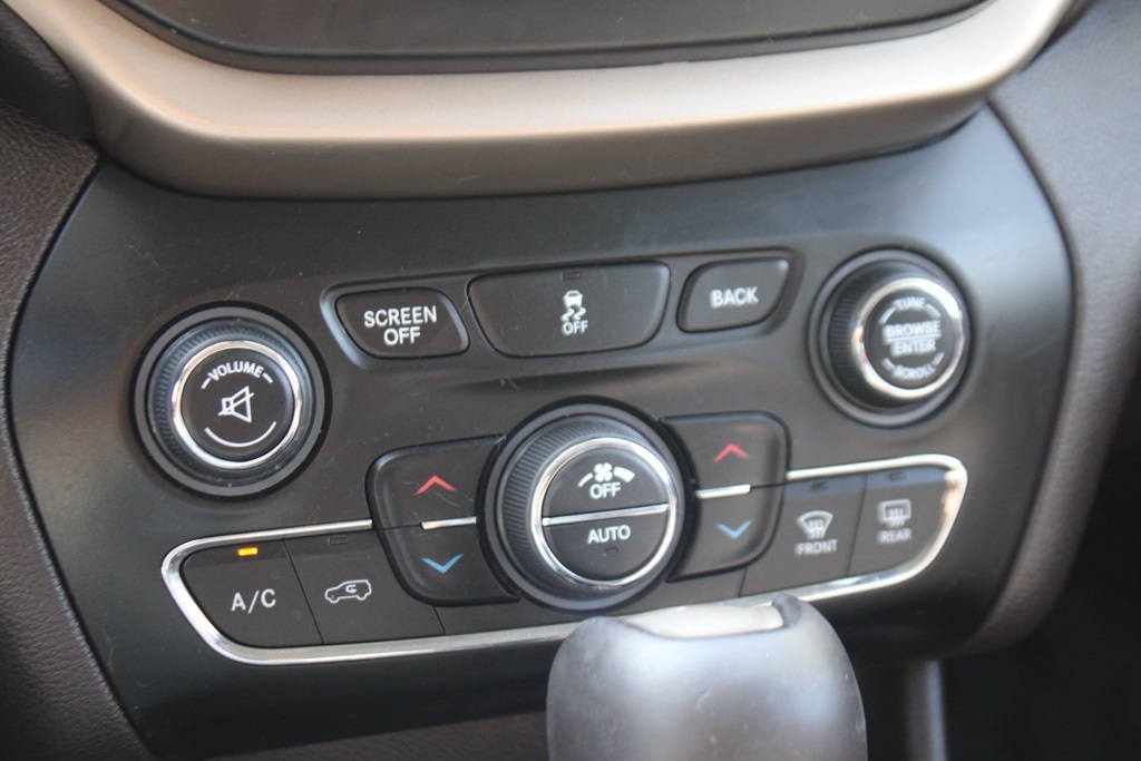 2016 Jeep Cherokee Trailhawk photo 22