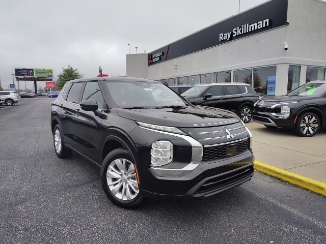 2025 Mitsubishi Outlander ES's photo