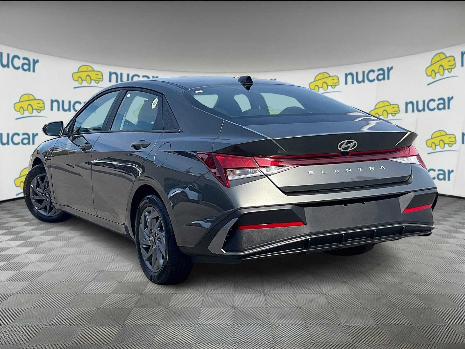 2024 Hyundai Elantra SEL photo 4