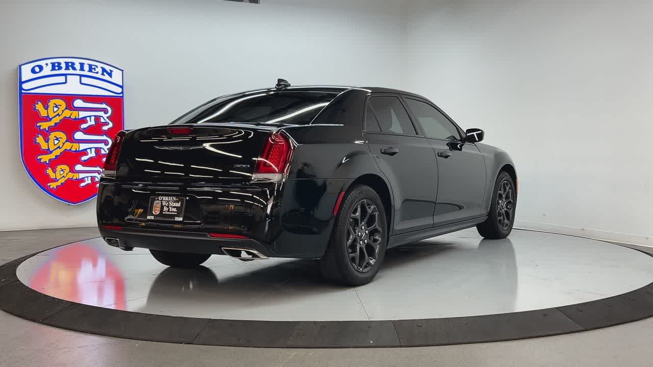 2022 Chrysler 300 Touring L photo 5