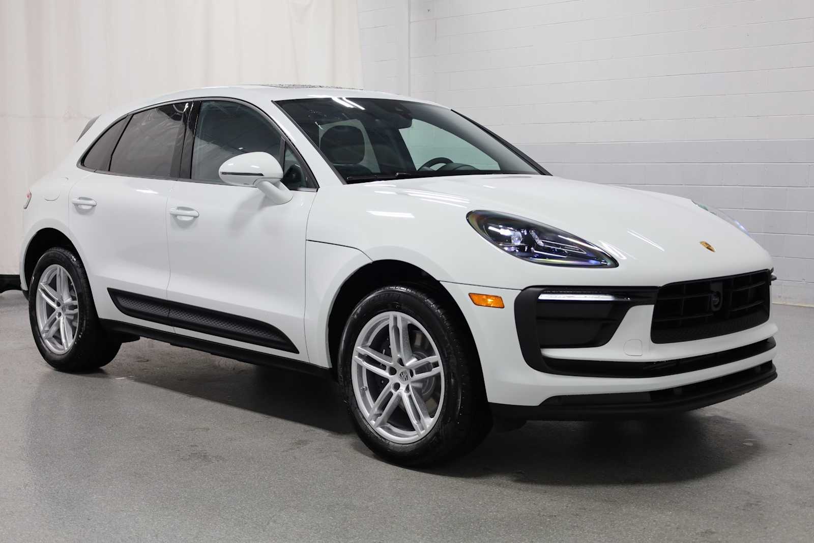 2026 Porsche Macan T photo 10