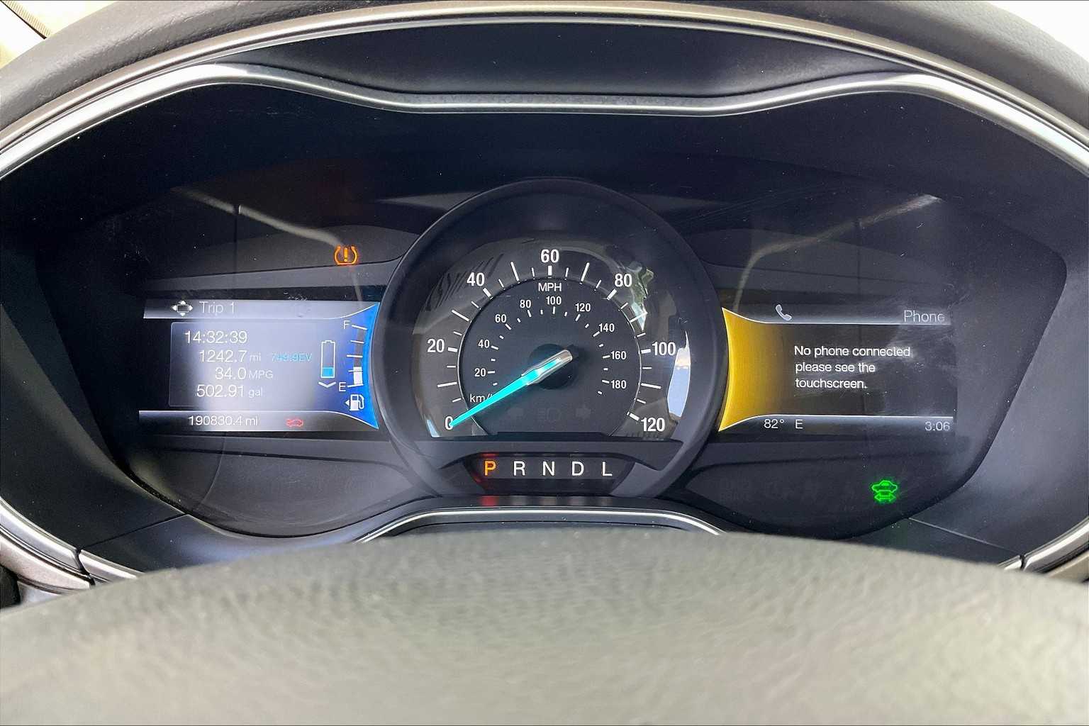 2014 Ford Fusion SE Hybrid photo 25
