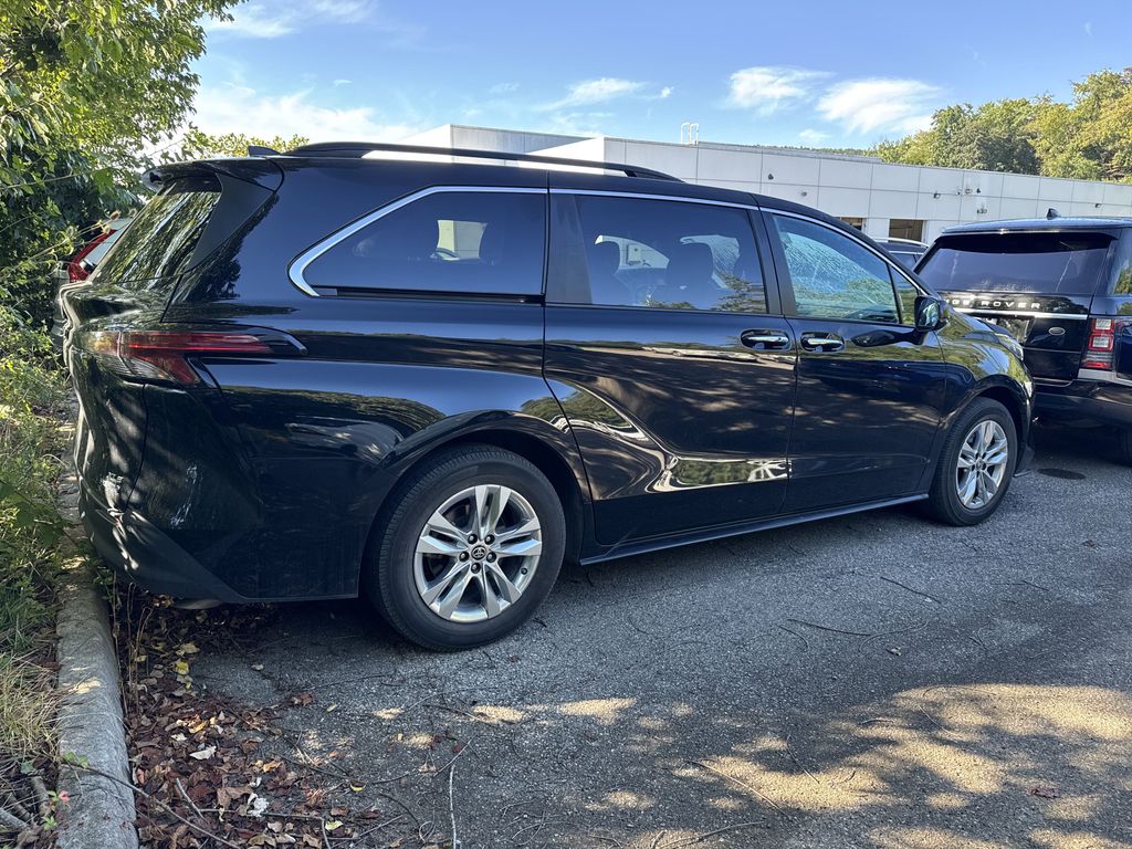 2022 Toyota Sienna XLE photo 6