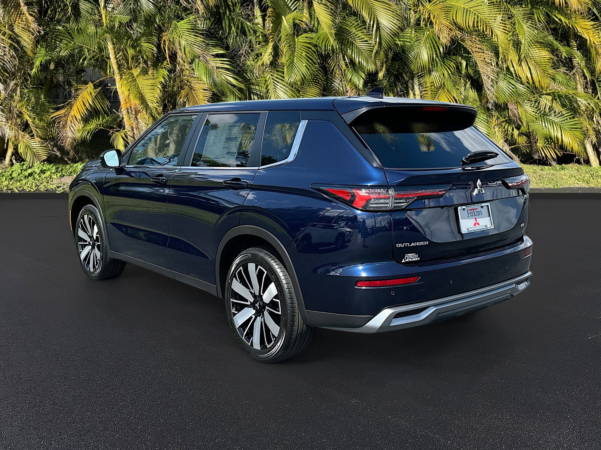 2025 Mitsubishi Outlander SE photo 2