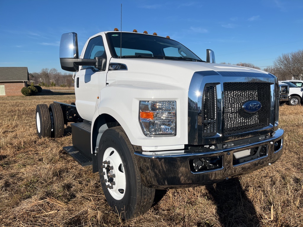 2025 Ford F-650 photo 3
