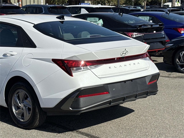 2025 Hyundai Elantra SE photo 10