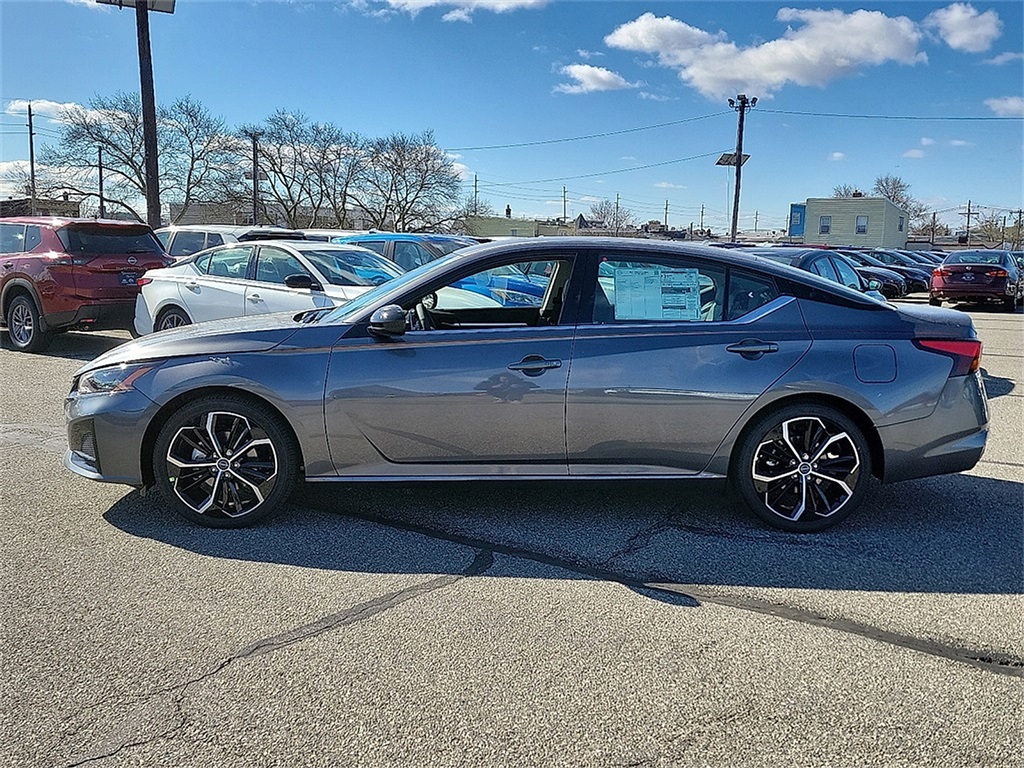 2025 Nissan Altima SR photo 3