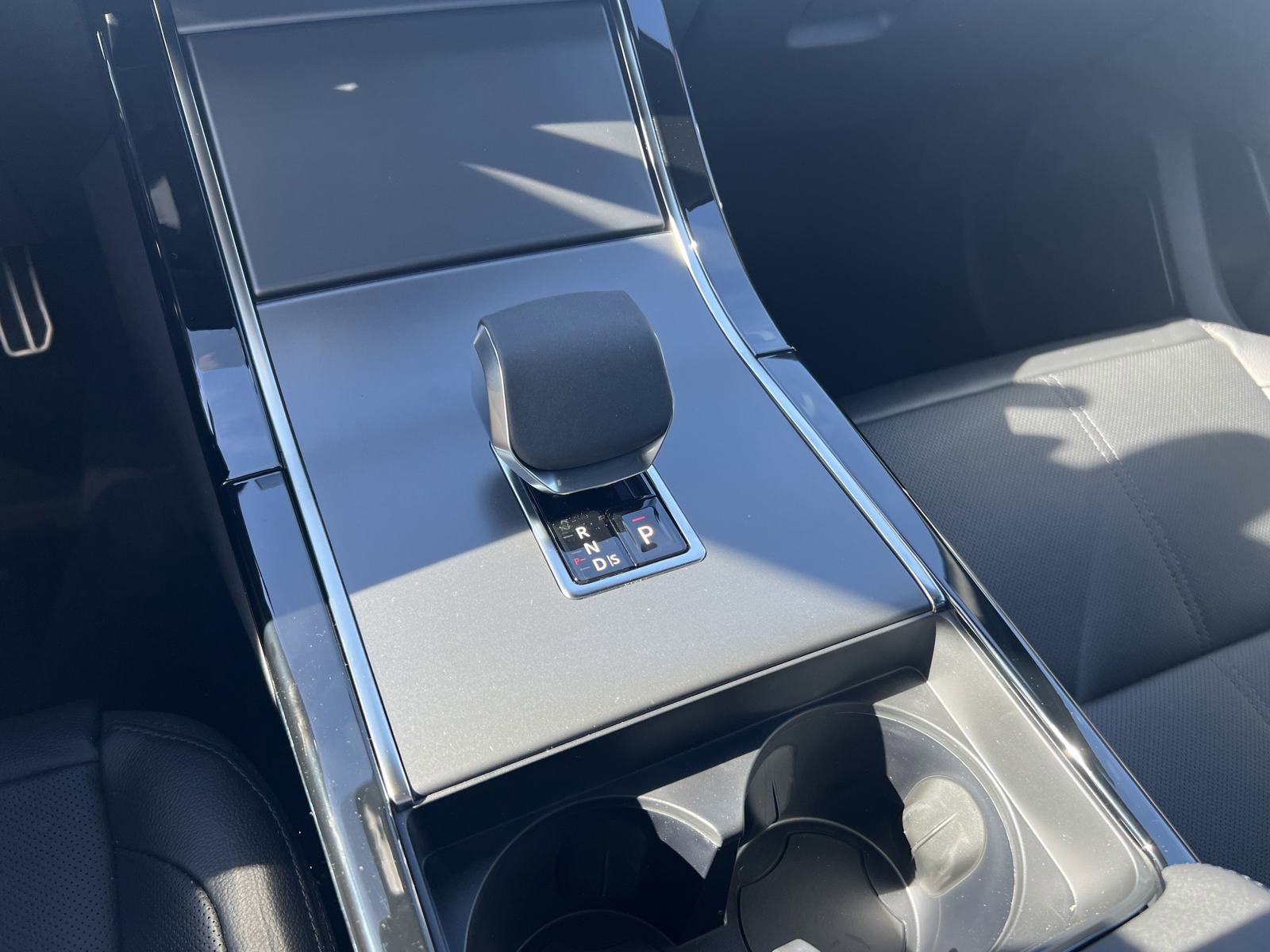 2025 Land Rover Range Rover Velar SE photo 13