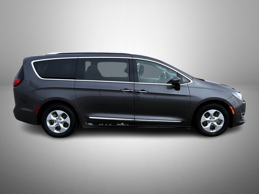 2017 Chrysler Pacifica Touring Plus photo 4