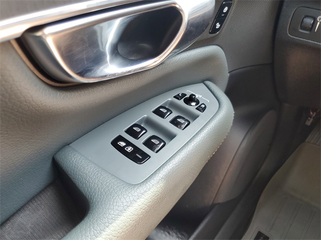 2020 Volvo XC90 T6 Momentum photo 24