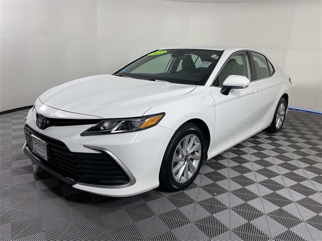 2022 Toyota Camry LE photo 3