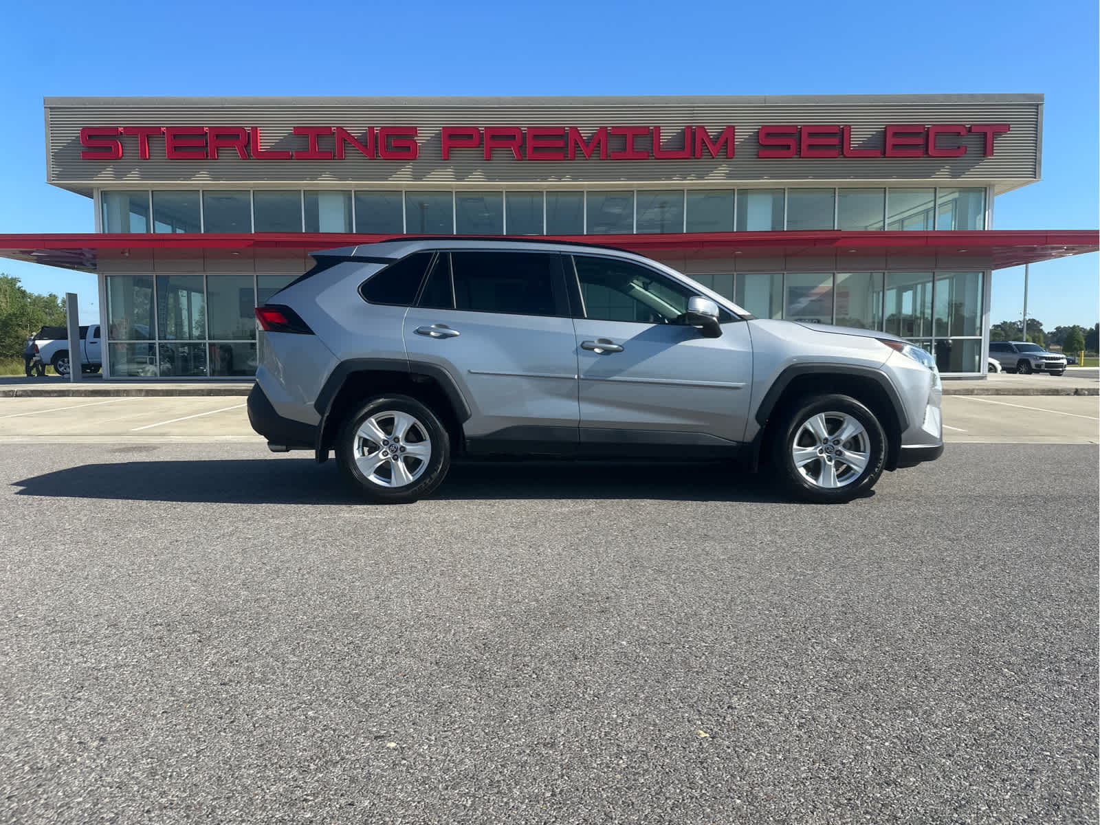 2021 Toyota RAV4 XLE's photo