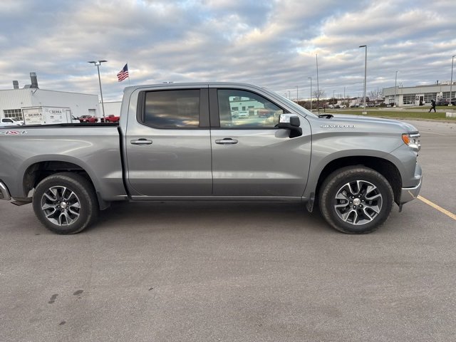 2023 Chevrolet Silverado 1500 LT photo 2