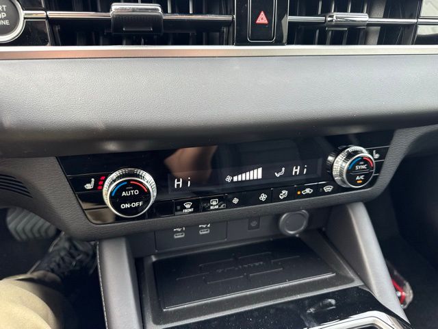 2025 Mitsubishi Outlander SE photo 18