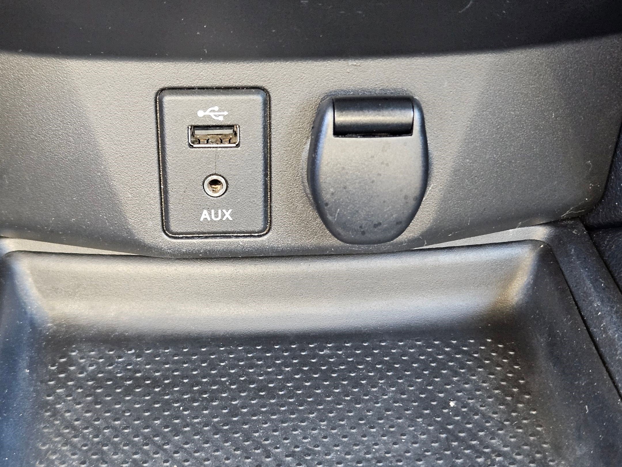 2015 Nissan Rogue SV photo 24