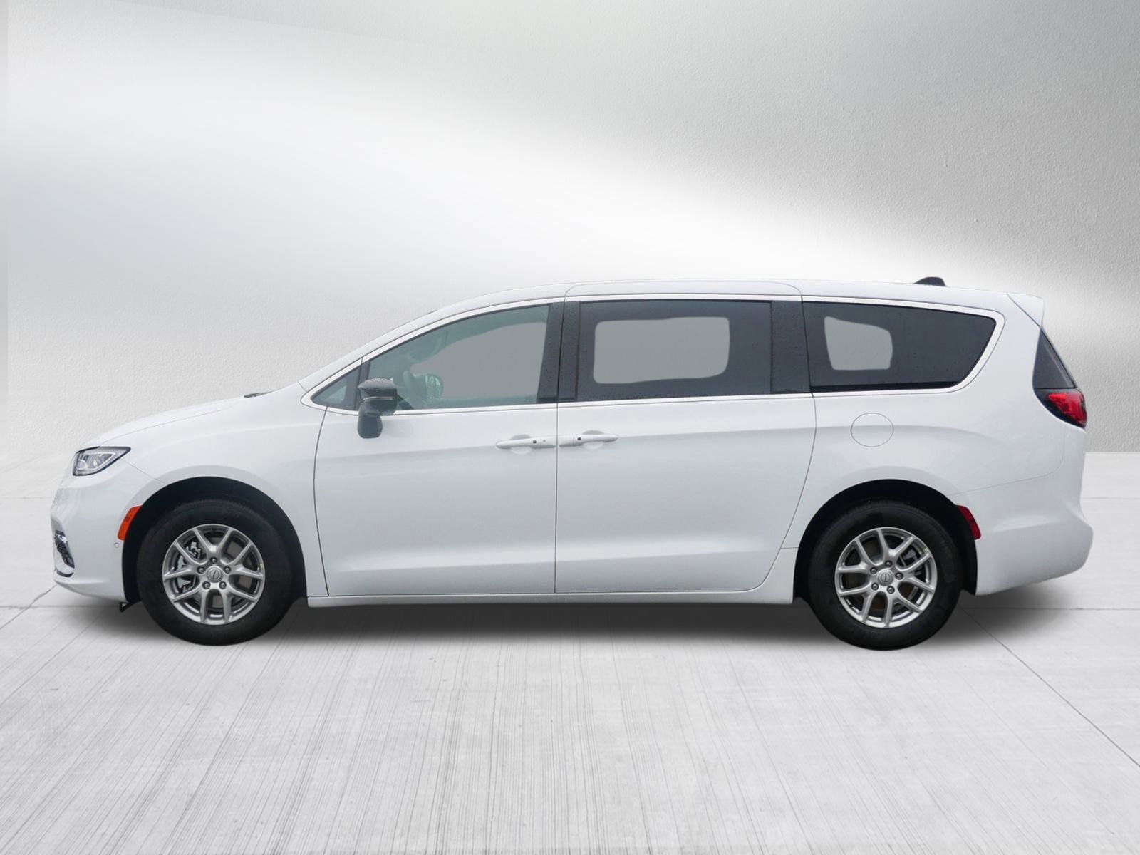 2026 Chrysler Pacifica photo 4