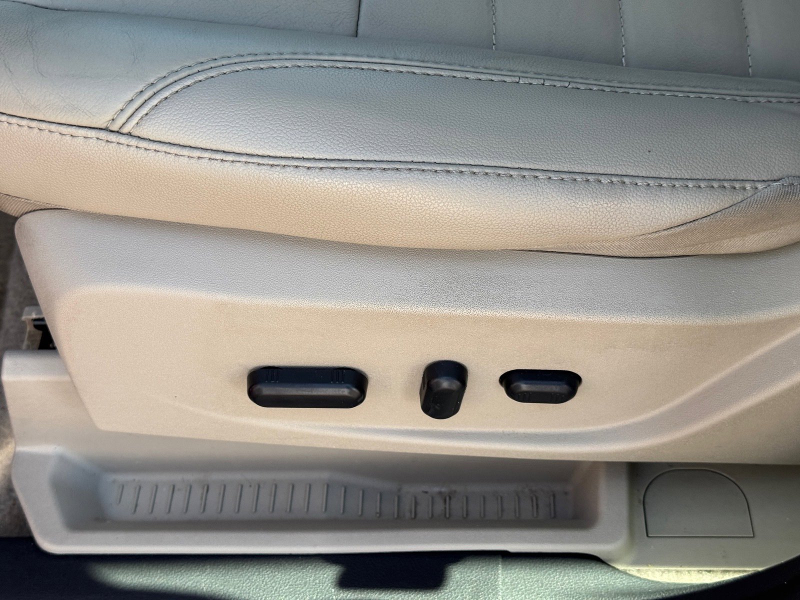 2015 Ford C-Max Hybrid SEL photo 13