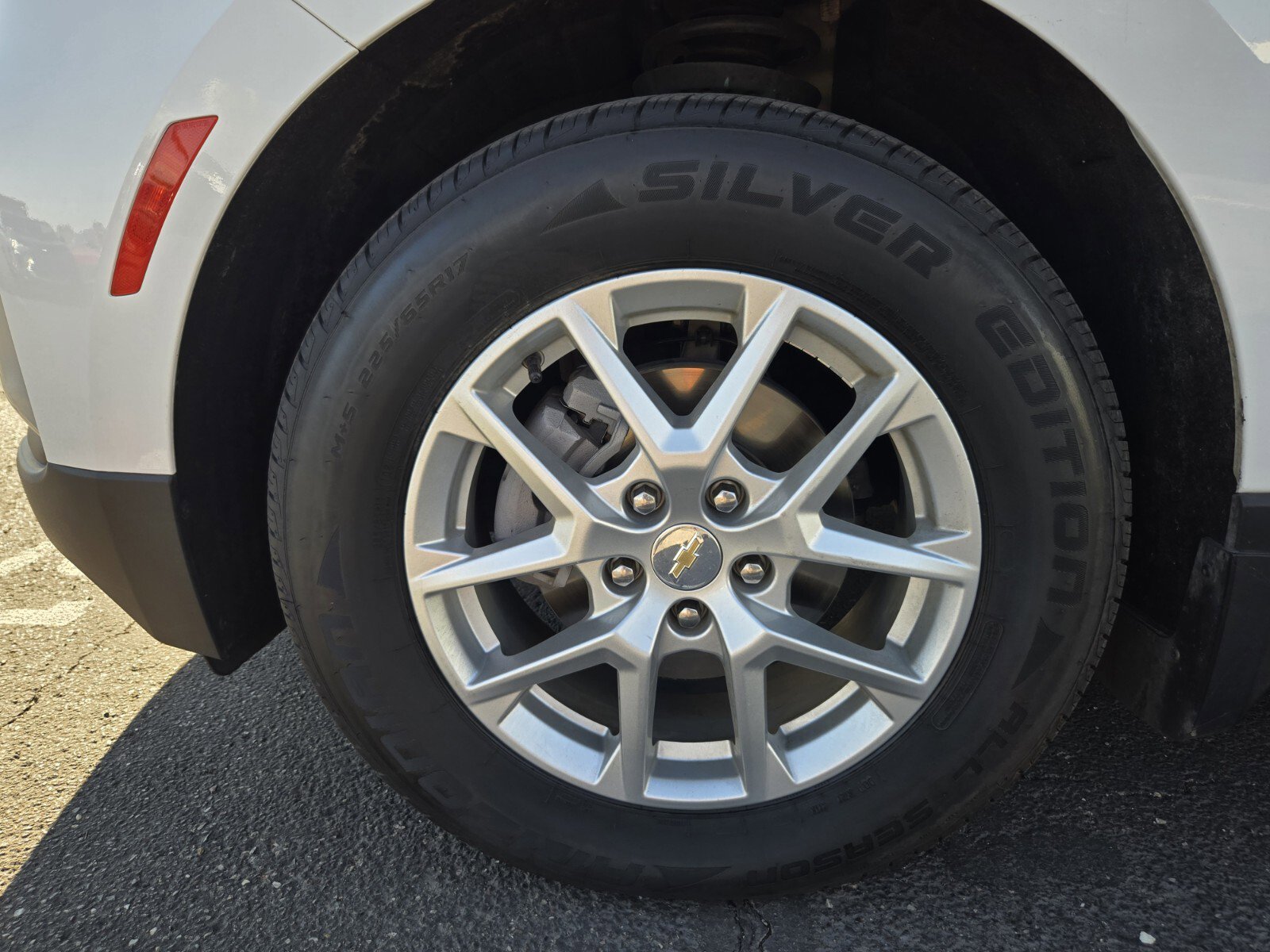 2023 Chevrolet Equinox LT photo 4