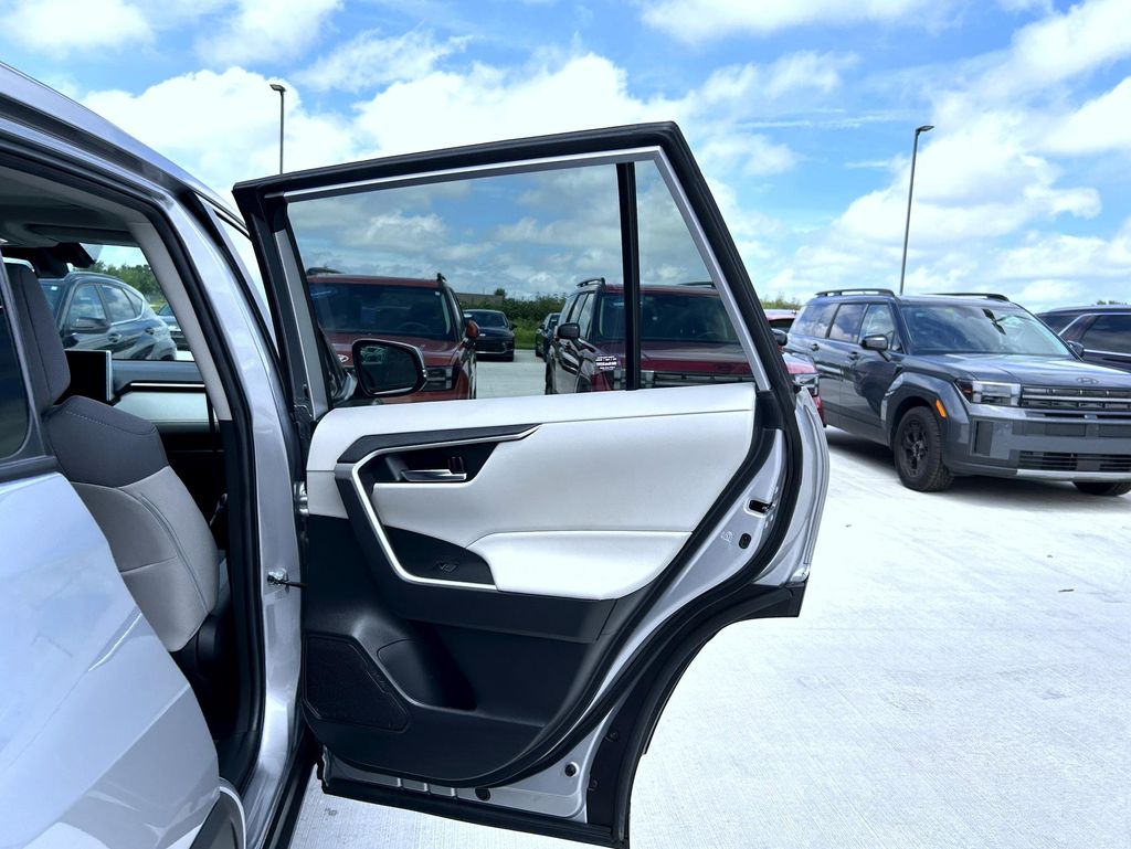 2023 Toyota RAV4 XLE photo 18