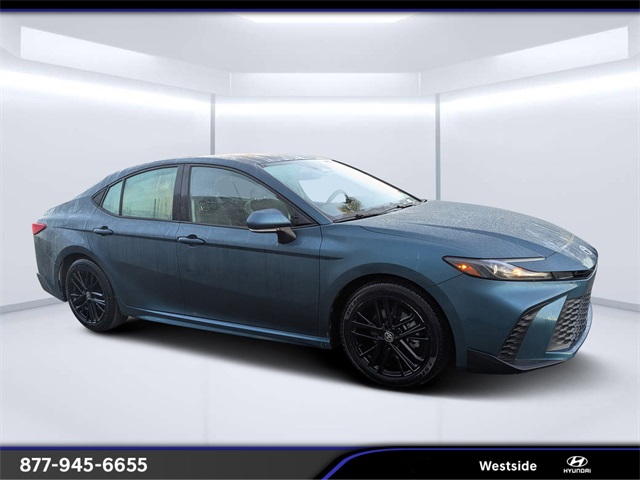 2025 Toyota Camry SE's photo
