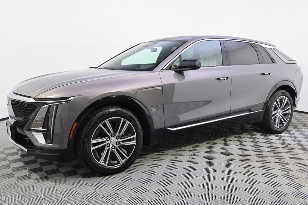 2025 Cadillac Lyriq Luxury photo 2
