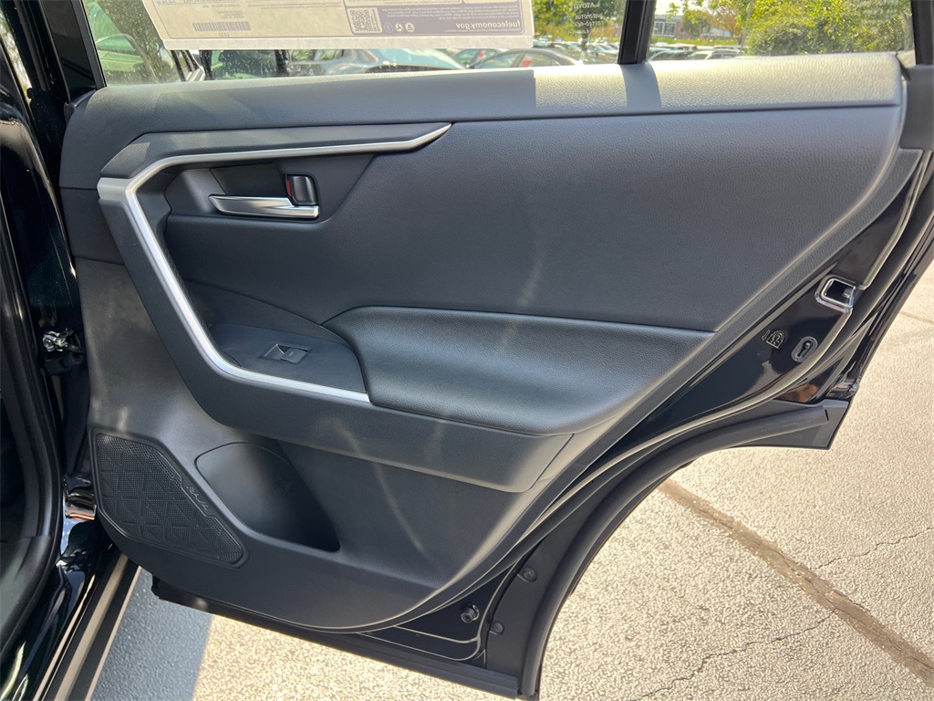 2025 Toyota RAV4 Hybrid XLE photo 16