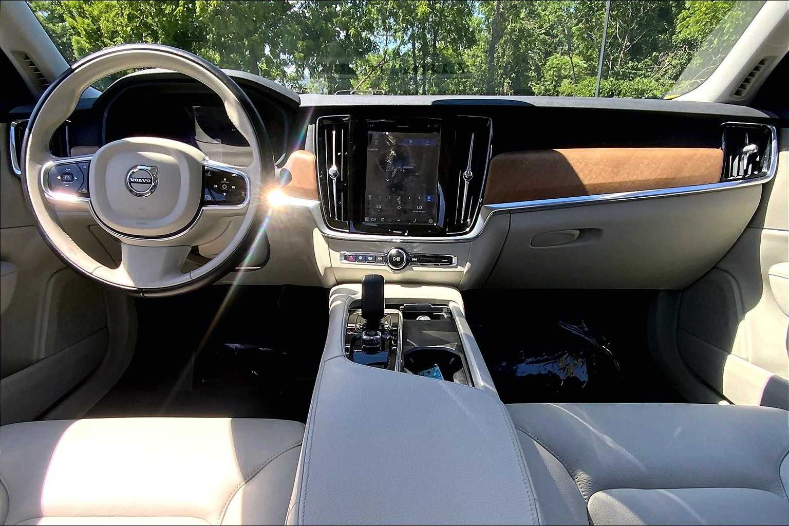 2022 Volvo S90 Momentum photo 14
